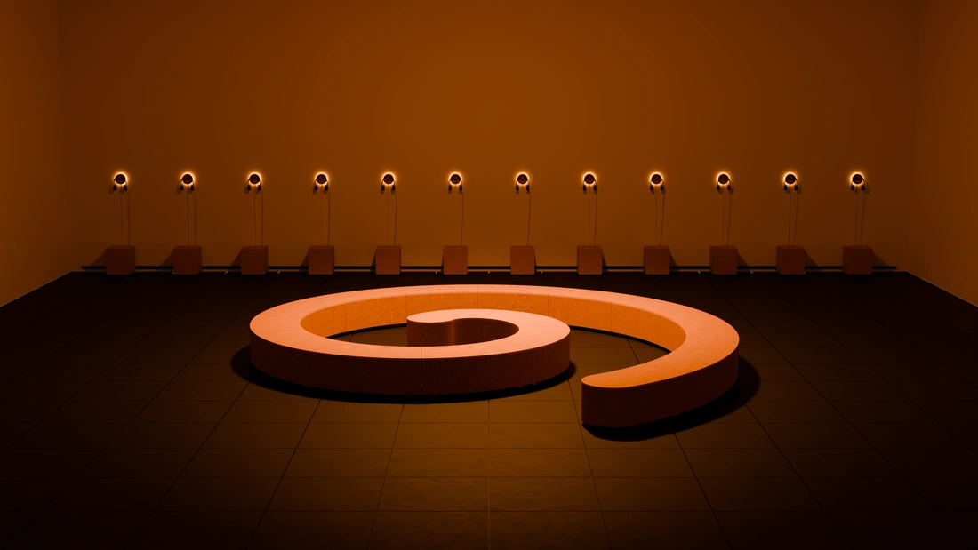 Banco en espiral y estaciones en el recinto iluminado.